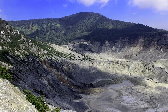 Gunung Tangkuban Perahu berada di Jawa Barat.