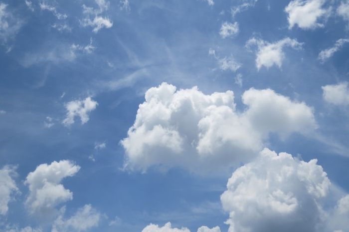 Awan tidak berwujud padat sehingga tidak benar-benar dapat disentuh.