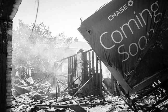 Gempa bumi bisa menyebabkan kerusakan dan tsunami.