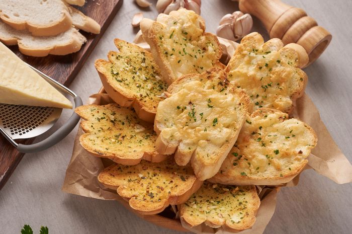 Cheese garlic bread dalam bahasa Indonesia disebut roti keju bawang putih.