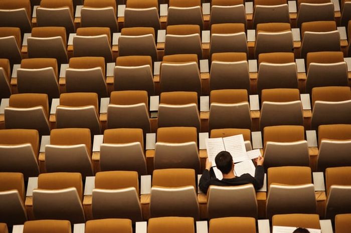 Saat memasuki semester empat atau lima, kita dapat memilih peminatan atau bidang konsentrasi sebagai materi dasar untuk penyusunan skripsi.