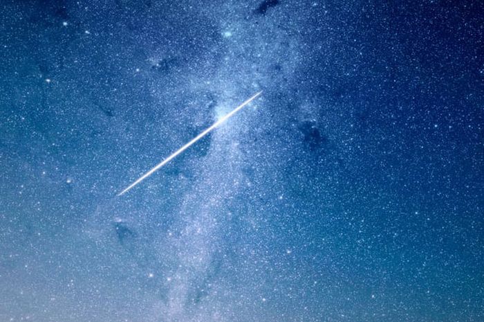 Komet adalah benda es kecil di tata surya yang ketika melintas di dekat Matahari, menghangat, dan mulai melepaskan gas.