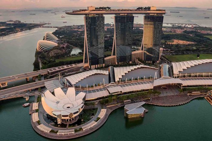 Negara terkecil diantara sepuluh negara ASEAN adalah Singapura.