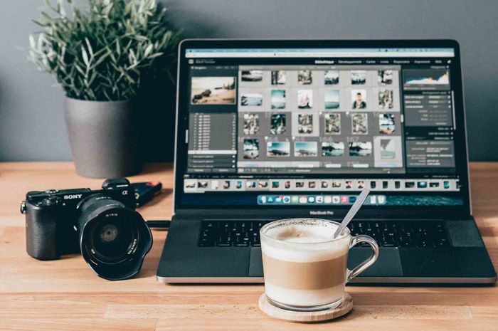 Mengerjakan pertanyaan pemahaman dengan menjawab pertanyaan secara singkat berdasarkan teks tentang Photoshop.