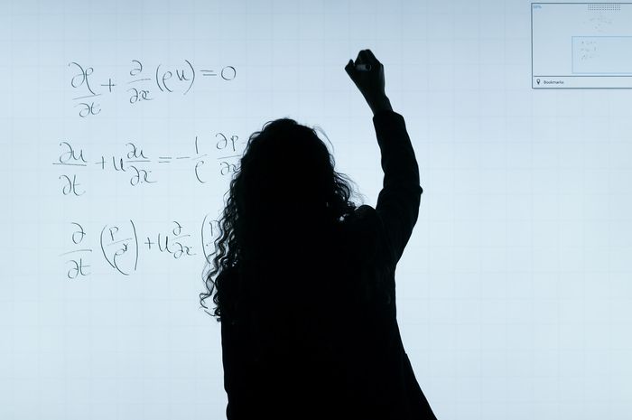 Guru matematika biasanya adalah seorang lulusan jurusan pendidikan matematika pada saat kuliah.