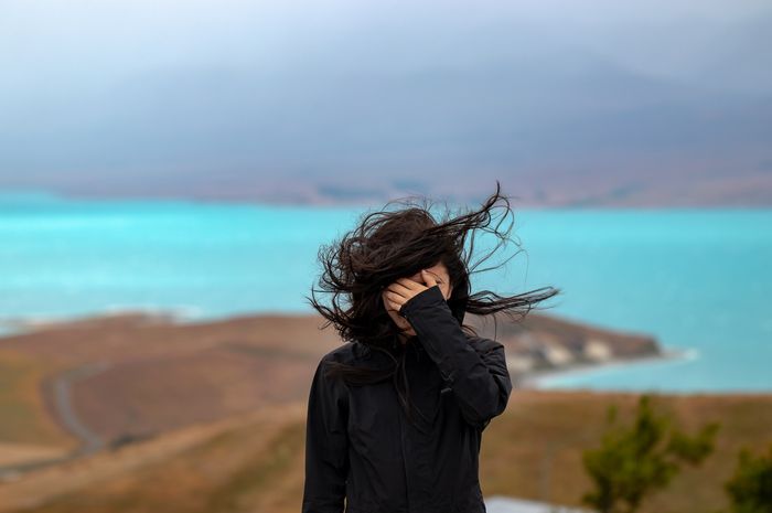 Menjawab soal berdasarkan sebuah dongeng berjudul Strong Wind.