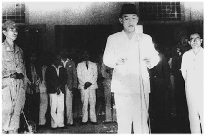 Teks Proklamasi kemerdekaan dibacakan pada 17 Agsutus 1945 oleh Ir. Soekarno.