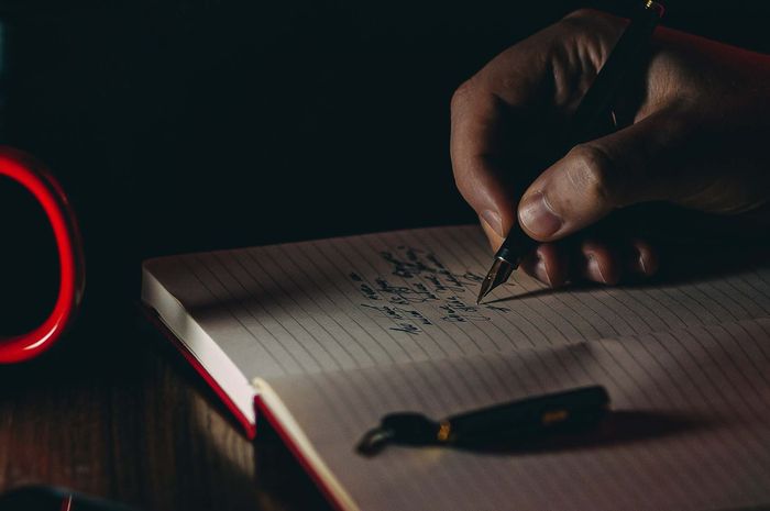 Sahabat pena dalam bahasa Inggris disebut dengan pen pal.