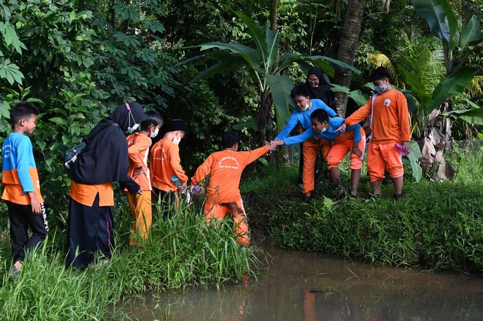 Persatuan dan kesatuan penting untuk diri sendiri, masyarakat, bangsa, dan negara.