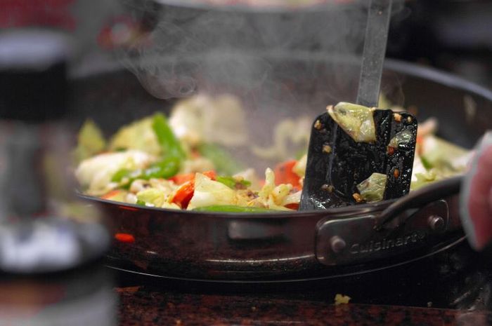 Dalam bahasa Inggris, memasak disebut dengan cooking.