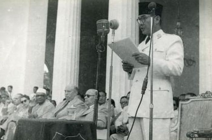 Presiden Soekarno adalah presiden pertama RI.