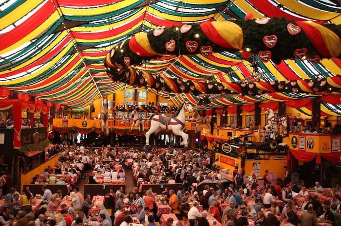 Oktoberfest adalah salah satu festival budaya khas di Jerman di bulan Oktober.