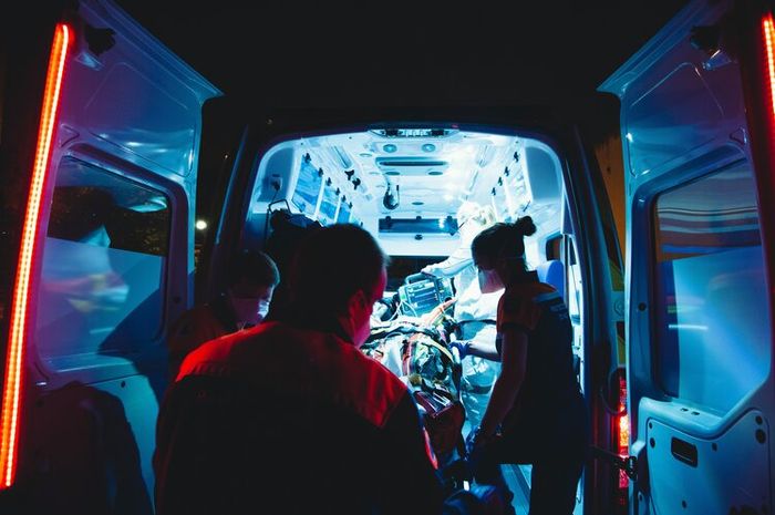 Paramedis bertugas memberikan pertolongan pertama sebelum pasien sampai di rumah sakit.
