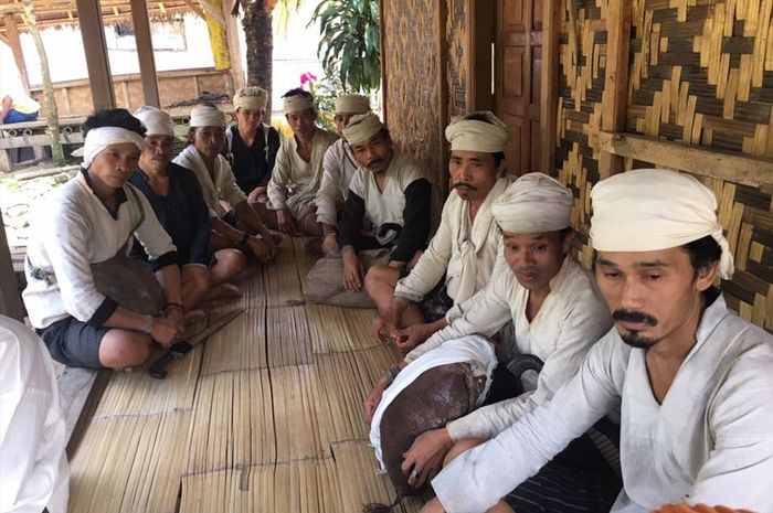 Suku Baduy mendiami wilayah Banten, Jawa Barat.