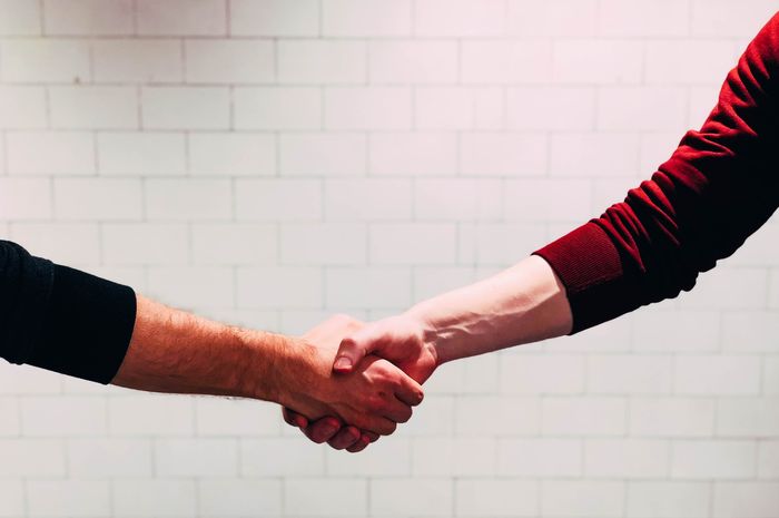 Memberi selamat dalam bahasa Inggris disebut dengan congratulate other's success.