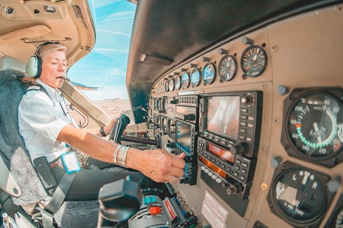 Pilot adalah seseorang yang menerbangkan pesawat terbang.
