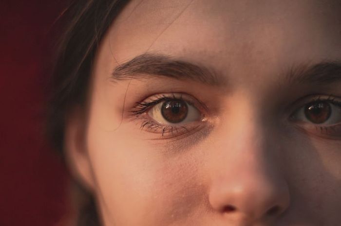 Warna mata manusia dipengaruhi oleh cahaya yang diserap melanin pada iris mata.