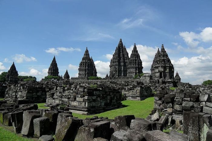 Legenda Candi Prambanan adalah salah satu legenda populer di Indonesia.