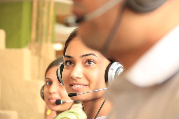 Customer service bertugas menjawab segala keluhan pelanggan.