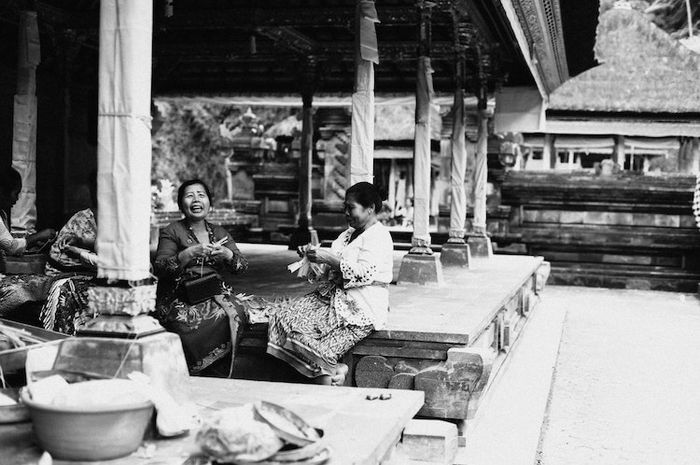 Menjaga kehidupan rukun antar masyarakat merupakan salah satu cara mengatasi ancaman integrasi nasional.