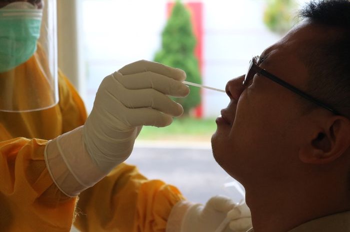 Melakukan pengetesan merupakan cara untuk mengetahui tubuh terinfeksi virus omicron atau tidak.