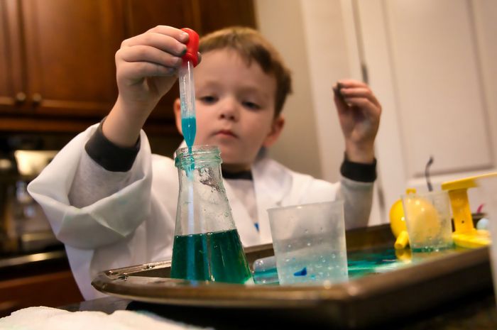 Ilmu kimia dalam bahasa Inggris disebut dengan chemistry.