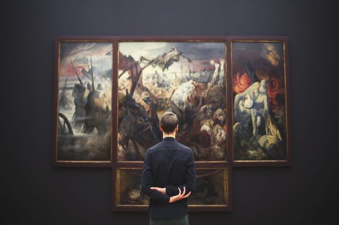 Umumnya profesi kurator akan bekerja di museum atau gedung kesenian.