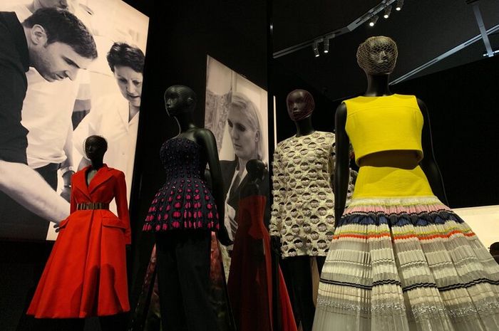 Perancang busana dikenal juga dengan nama profesi fashion designer.