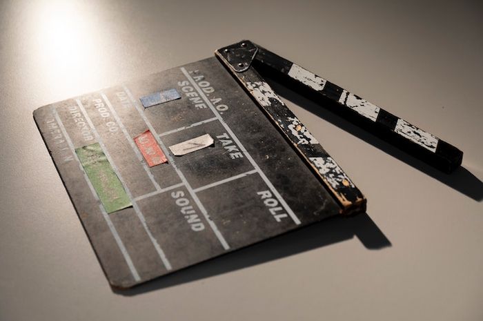 Clapperboard akan ditekan beberapa saat sebelum adegan dalam pembuatan film dimulai.