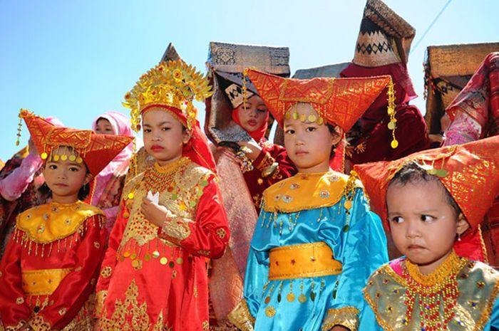 Daerah-daerah di Indonesia memiliki pakaian adat yang beragam.