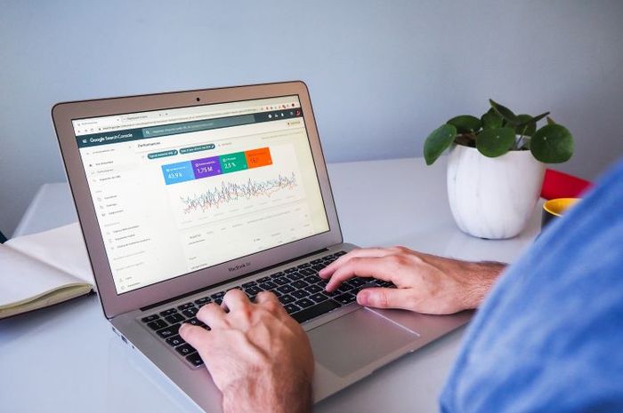 Seorang social media spesialist memiliki peran untuk membuat artikel yang menarik dan sesuai tren.