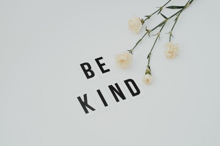 Dalam bahasa Inggris, ungkapan kebaikan disebut dengan expression of kindness.