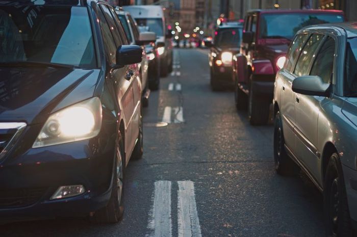 Dalam bahasa Inggris, lalu lintas disebut dengan traffic.