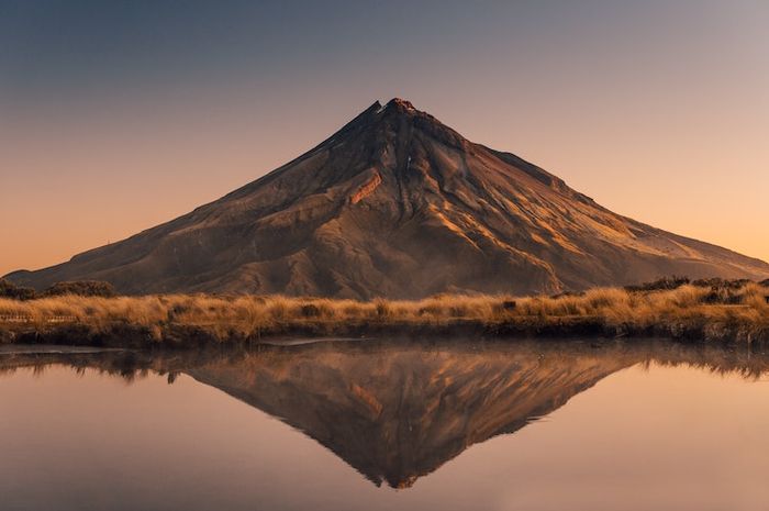 Indonesia memiliki banyak gunung berapi karena berada di daerah cincin api.