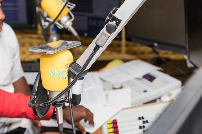 Penyiar identik dengan penyiar radio dan televisi.