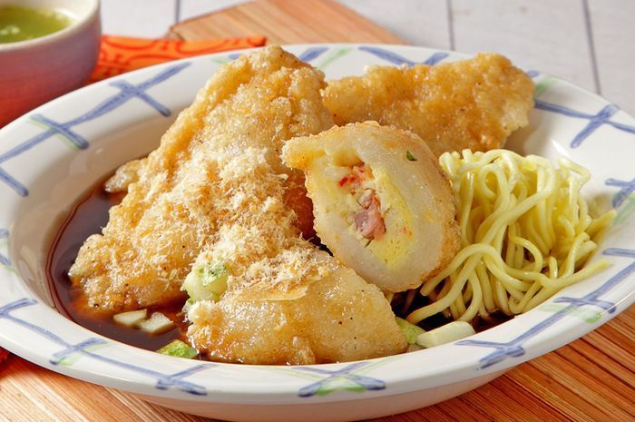 Pada buku bahasa Inggris kelas IX Chapter 8 kita akan menuliskan fakta-fakta tentang makanan tradisional pempek.