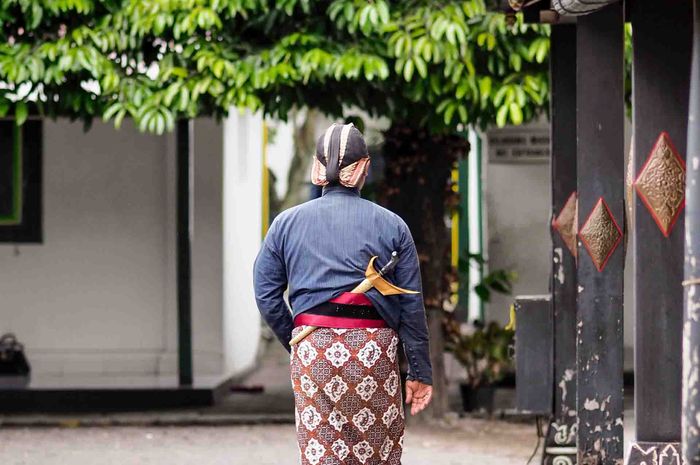 Dialek adalah logat bahasa, perlambangan dan pengkhususan dari bahasa induk.