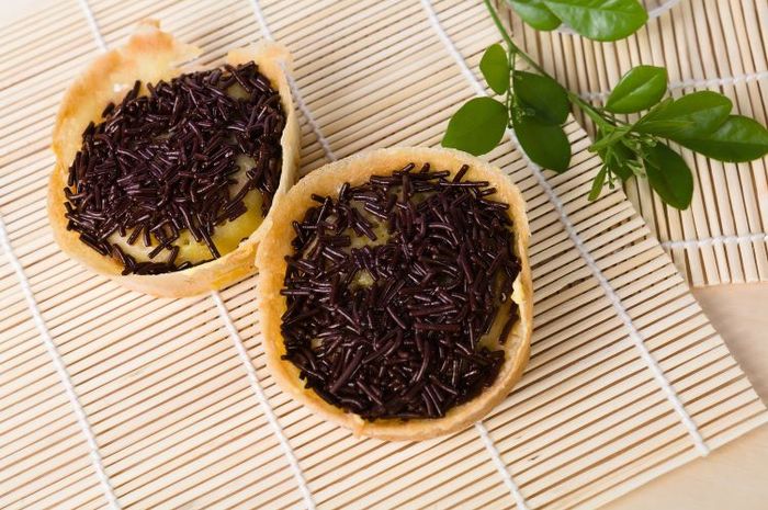 Martabak manis dapat dibuat dengan takaran sendok.