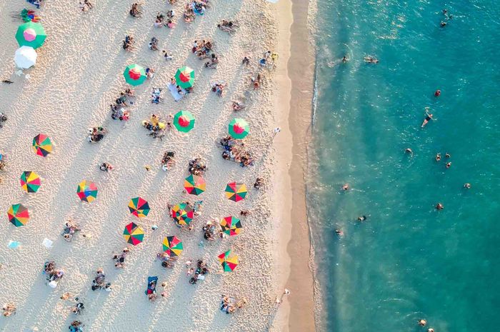 Pantai dalam bahasa Inggris disebut dengan beach.