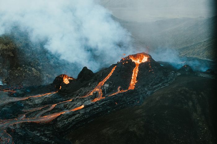 Gunung api adalah rekahan dalam kerak Bumi tempat keluarnya cairan magma atau gas atau cairan lainnya ke permukaan Bumi.