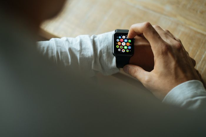 Smartwatch adalah perangkat yang bisa membuat kita lebih produktif dan sehat.