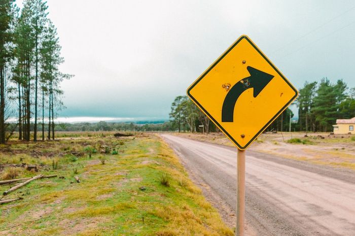 Rambu lalu lintas bisa ditemui di pinggir jalan.