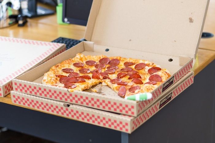 Meski pizza berbentuk bundar, kardus kemasannya biasanya berbentuk kotak.