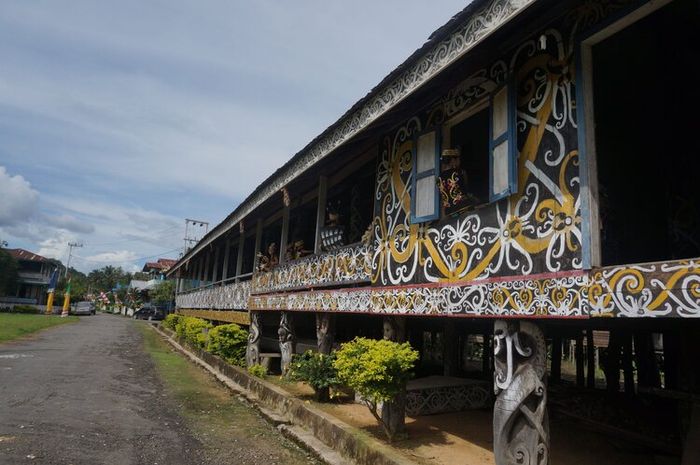 Rumah Betang Uluk Palin adalah salah satu rumah adat di Kalimantan.
