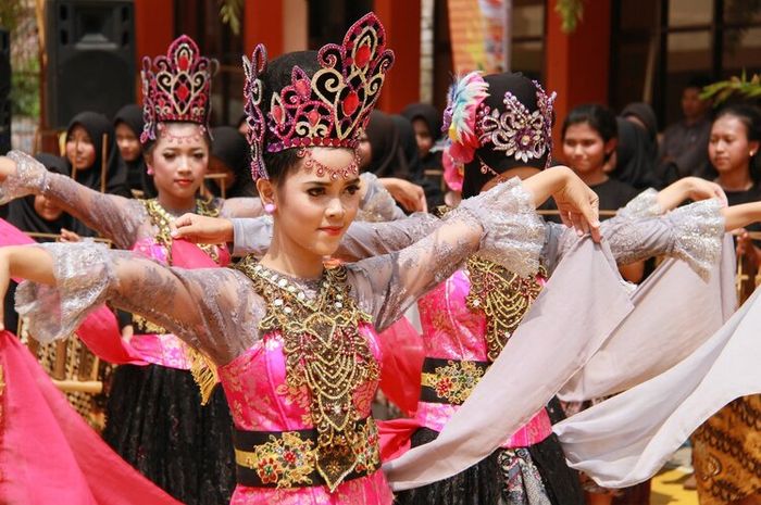 Tari Jaipong adalah contoh tari daerah yang berasal dari Jawa Barat.