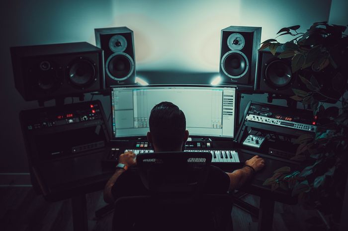 Speaker adalah perangkat keras output yang berfungsi mengeluarkan audio atau suara.