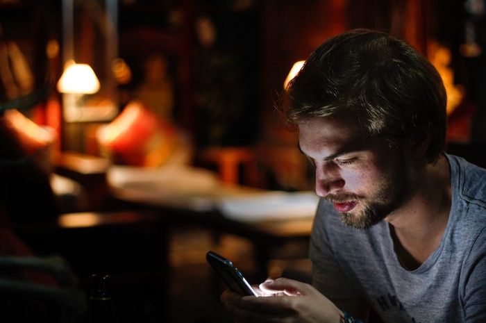 Smartphone yang digunakan terlalu sering bisa dapat memberikan dampak buruk.