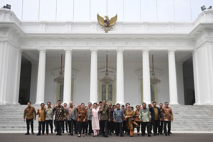 Pemerintah pusat memiliki peran dan kedudukan penting dalam sistem otonomi daerah.