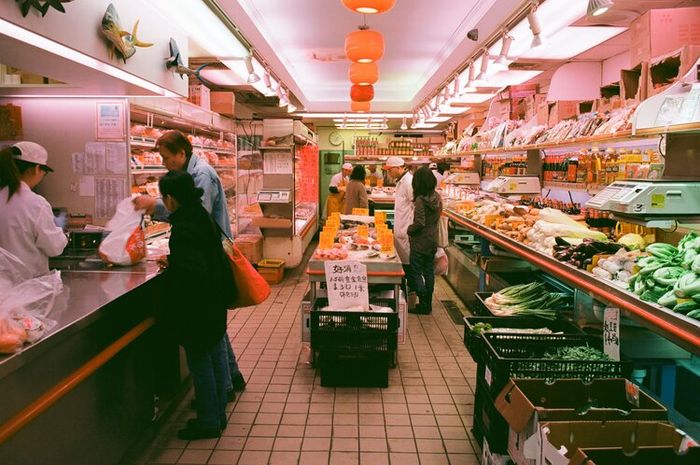 Dalam bahasa Inggris pasar swalayan disebut juga dengan supermarket.
