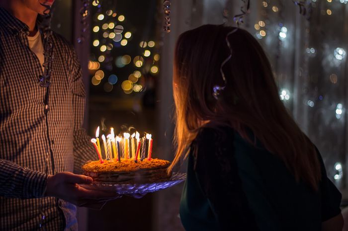 Dalam bahasa Jawa, selamat ulang tahun disebut dengan sugeng ambal warsa.